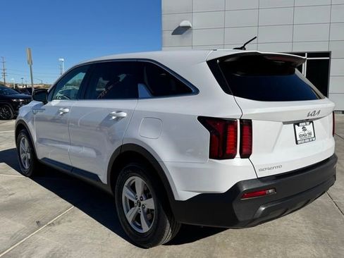 Used 2023 Kia Sorento LX image 4