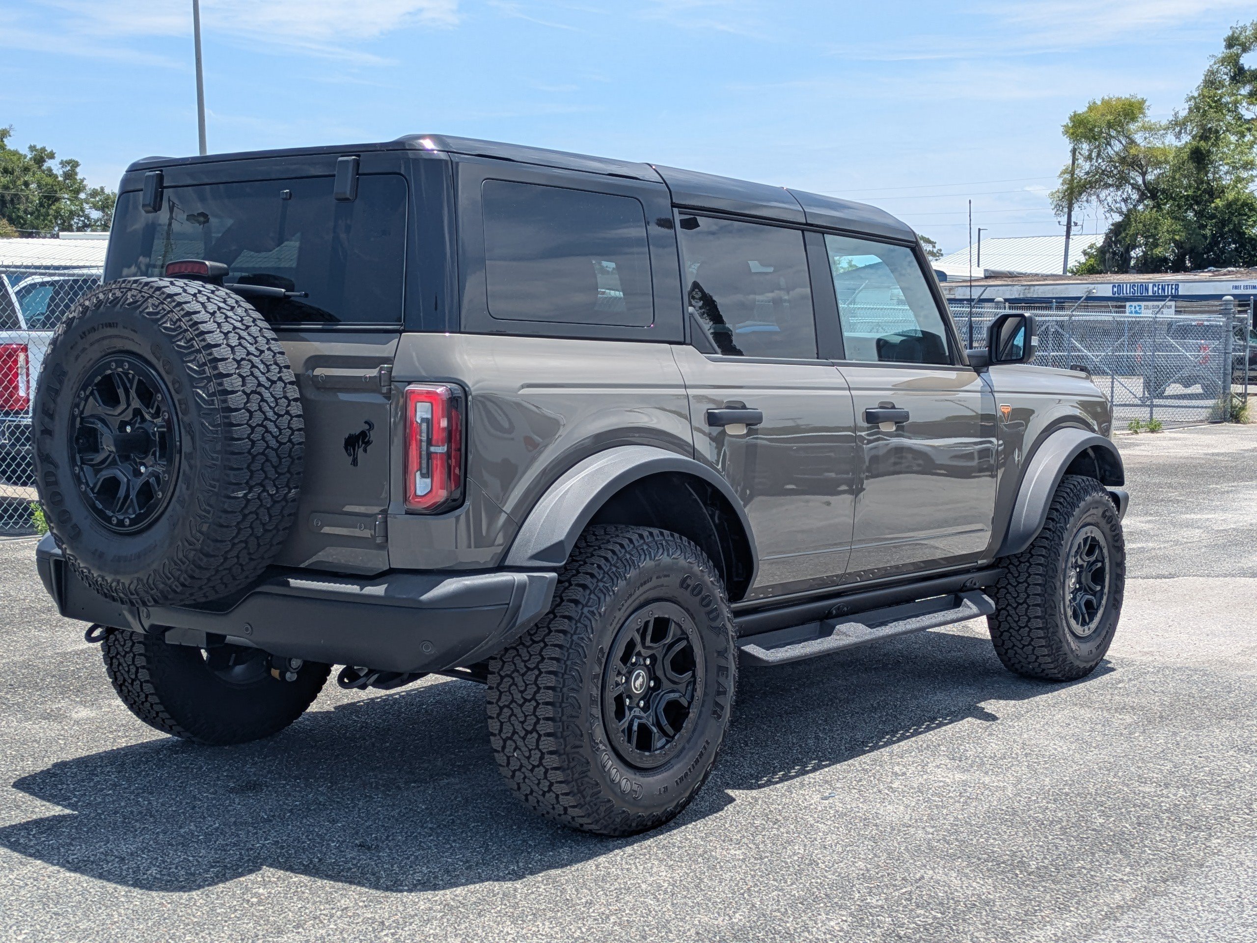 Used 2025 Ford Bronco Badlands AWD/4WD image 4