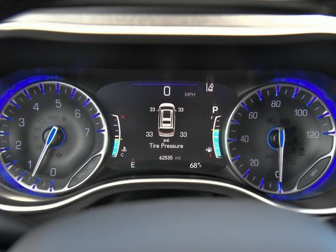 Used 2023 Chrysler Pacifica Touring-L FWD image 31