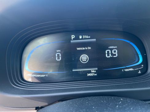 Used 2025 Hyundai Venue SEL FWD image 3
