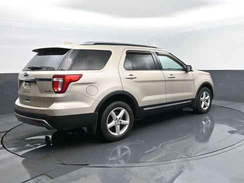 Used 2017 Ford Explorer XLT w/ Equipment Group 202A AWD/4WD image 25