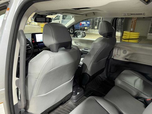 Used 2023 Toyota Sienna XLE FWD image 29