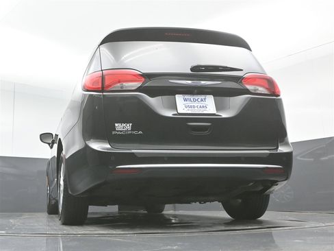 Used 2018 Chrysler Pacifica Touring-L image 35