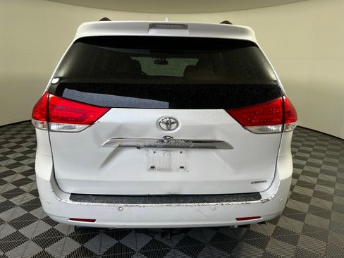Used 2011 Toyota Sienna Limited w/ Premium Pkg image 6