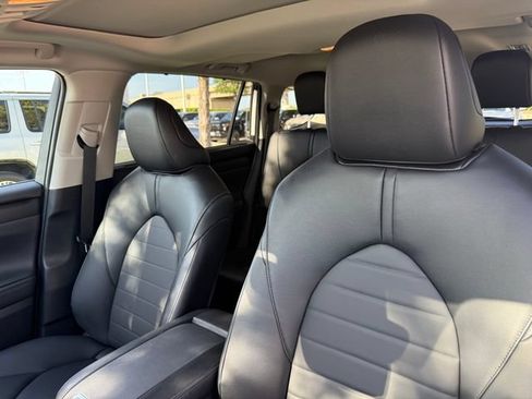 Used 2026 Toyota Highlander XLE AWD/4WD image 13