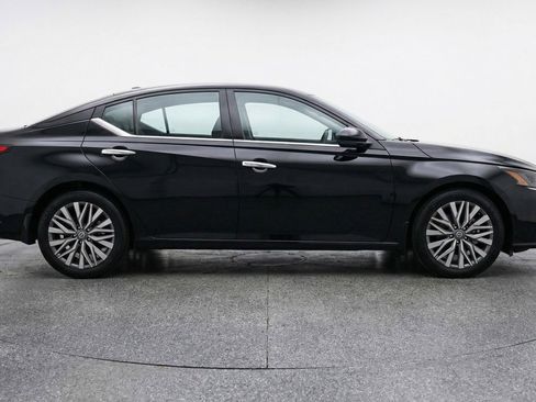 Used 2025 Nissan Altima 2.5 SV FWD image 11
