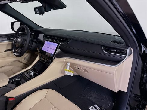 New 2025 Jeep Grand Cherokee Limited w/ Luxury Tech Group II image 32