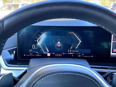 Certified 2025 BMW X6 xDrive40i w/ Executive Package image 25