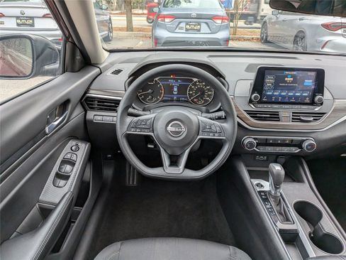 Used 2025 Nissan Altima 2.5 SV image 17