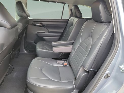 Used 2021 Toyota Highlander XLE AWD/4WD image 12