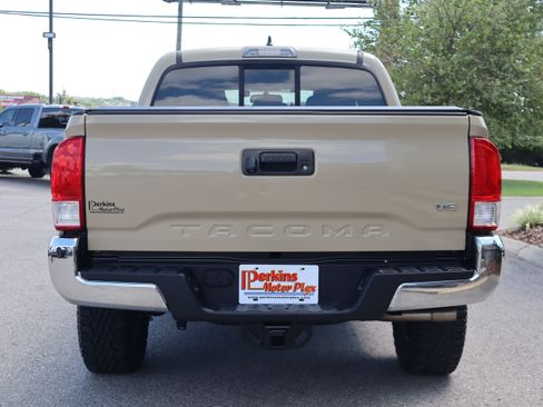 Used 2017 Toyota Tacoma SR5 w/ Tow Package RWD image 8