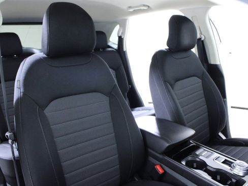 Used 2019 Ford Edge SE image 17