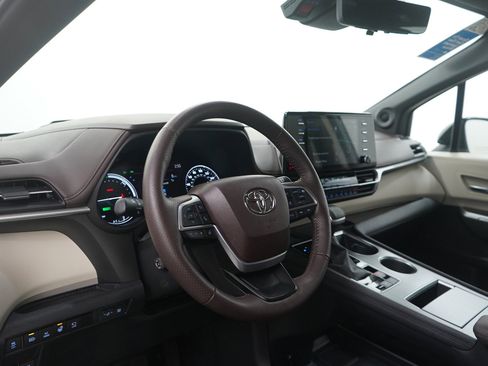 Used 2024 Toyota Sienna Platinum image 17