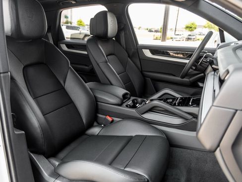 Certified 2025 Porsche Cayenne image 38