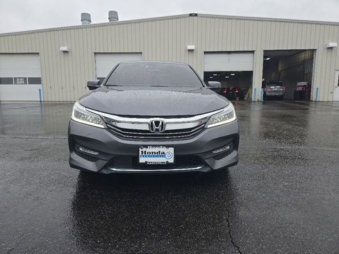 Used 2017 Honda Accord Touring image 2