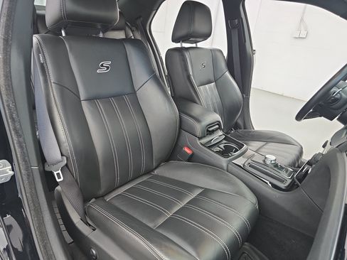Used 2021 Chrysler 300 S w/ S Model Appearance Package RWD image 10