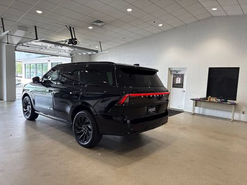 Used 2025 Lincoln Navigator Reserve w/ Jet Appearance Package AWD/4WD image 5
