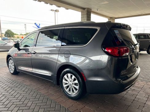 Used 2019 Chrysler Pacifica Touring-L FWD image 9