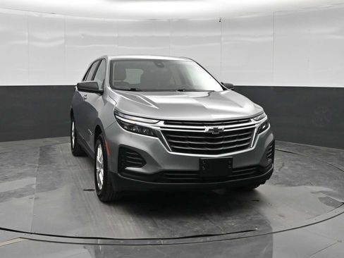 Used 2023 Chevrolet Equinox LS w/ LS Convenience Package FWD image 2