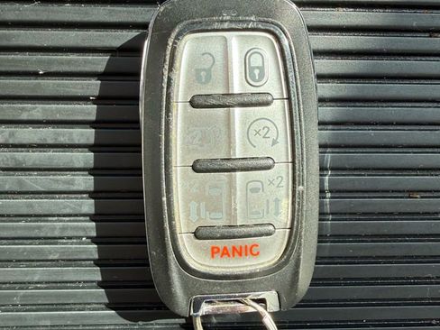 Used 2020 Chrysler Pacifica Limited image 16