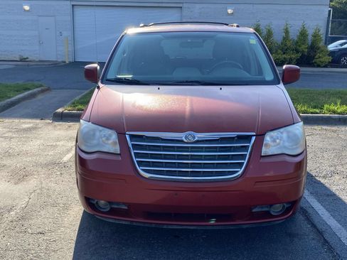 Used 2009 Chrysler Town & Country Touring FWD image 2