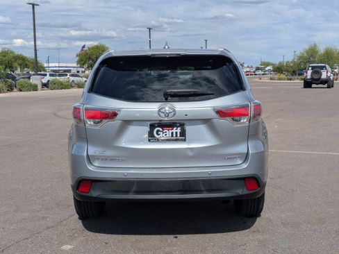 Used 2015 Toyota Highlander Limited w/ Driver Technology Package FWD image 4