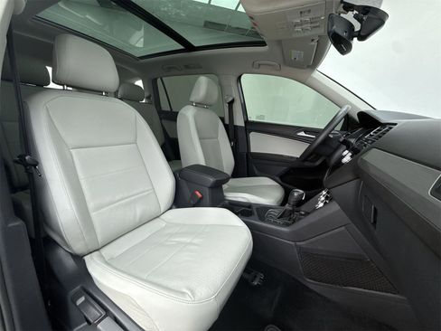 Used 2021 Volkswagen Tiguan SE w/ Panoramic Sunroof Package image 13