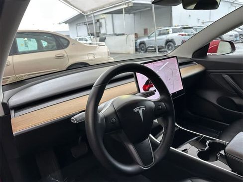 Used 2019 Tesla Model 3 Standard Range image 2
