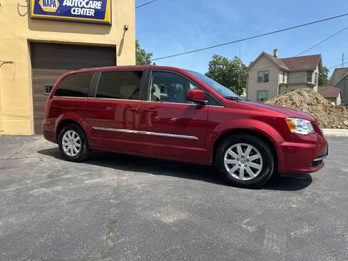 Used 2014 Chrysler Town & Country Touring FWD image 4