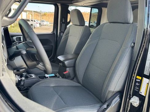 Used 2024 Jeep Wrangler Unlimited AWD/4WD image 30