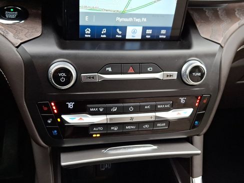 Used 2020 Ford Explorer Platinum w/ Premium Technology Package image 16