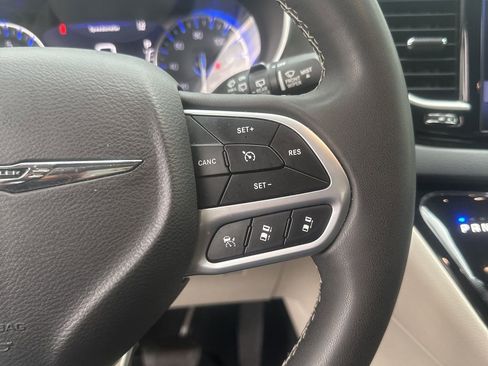 Used 2023 Chrysler Pacifica Touring-L image 20
