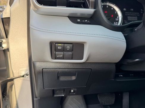 Used 2024 Toyota Highlander LE AWD/4WD image 20