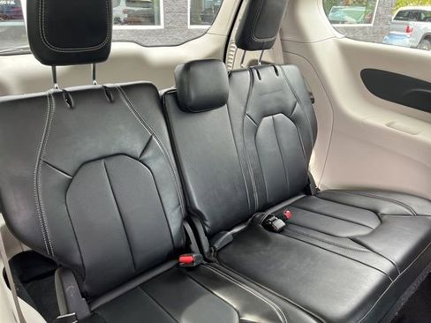 Used 2024 Chrysler Pacifica Touring-L image 13
