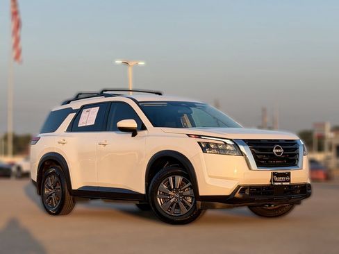 Used 2023 Nissan Pathfinder SV w/ Lighting Package (N92) FWD image 2