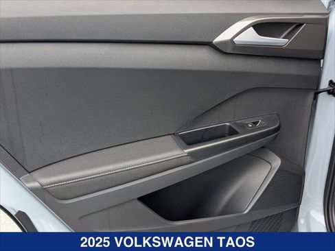 New 2025 Volkswagen Taos SE FWD image 17
