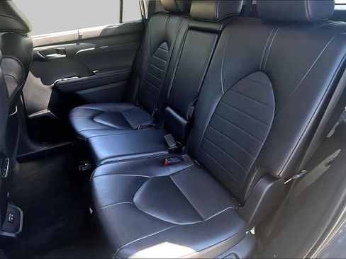 Used 2024 Toyota Highlander XLE AWD/4WD image 20