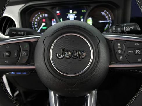 Used 2025 Jeep Wrangler Unlimited Sahara w/ Safety Group AWD/4WD image 12