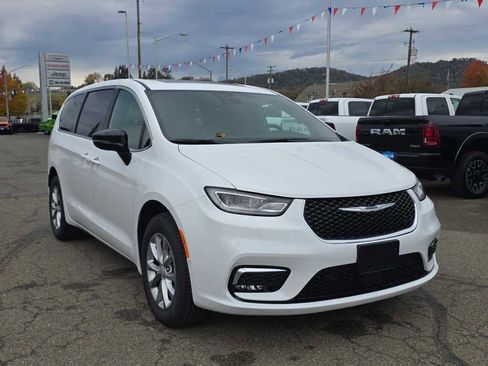 New 2026 Chrysler Pacifica Select image 7