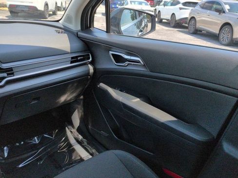 Used 2025 Kia Sportage LX FWD image 16