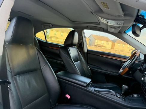 Used 2014 Lexus ES 300h w/ Luxury Package w/Bamboo Trim FWD image 17