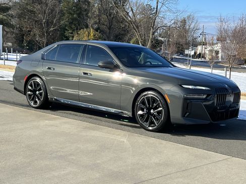 Used 2023 BMW 740i w/ Executive Package image 1