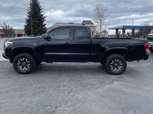 Used 2016 Toyota Tacoma SR image 3