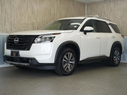 Used 2023 Nissan Pathfinder SL w/ Lighting Package (N92) FWD image 4