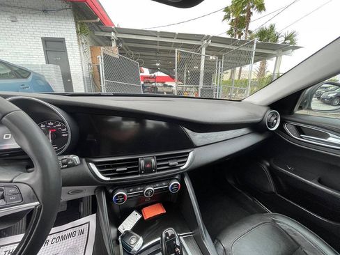 Used 2017 Alfa Romeo Giulia AWD image 4