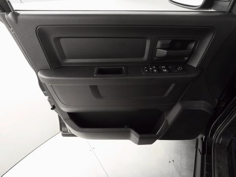 Used 2017 RAM 1500 ST w/ SXT Appearance Group image 9