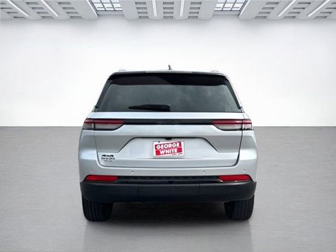 Used 2024 Jeep Grand Cherokee Altitude image 5