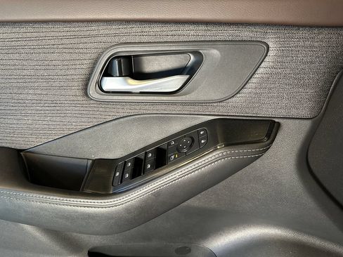 Used 2021 Nissan Rogue SV AWD/4WD image 19