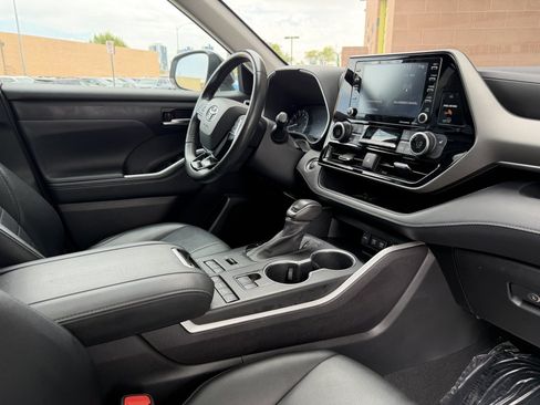 Used 2021 Toyota Highlander XLE AWD/4WD image 37