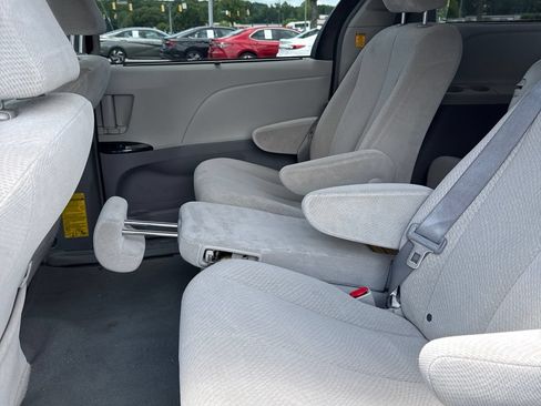 Used 2013 Toyota Sienna LE FWD image 10